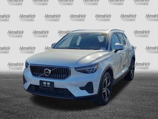 2025 Volvo XC40 B5 Core Bright Theme