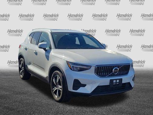 2025 Volvo XC40 B5 Core Bright Theme