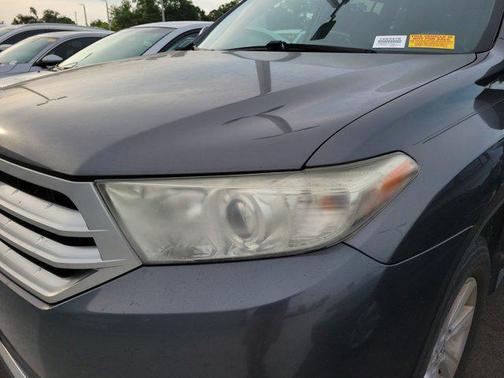 Magnetic Gray Metallic 2013 Toyota Highlander SE