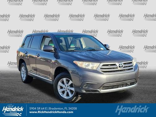 Magnetic Gray Metallic 2013 Toyota Highlander SE