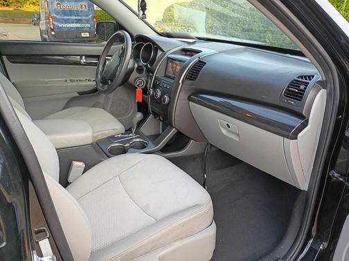 Ebony Black 2011 Kia Sorento LX