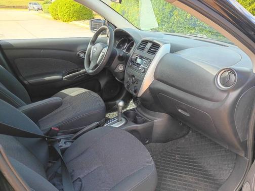 Super Black 2015 Nissan Versa 1.6 SV