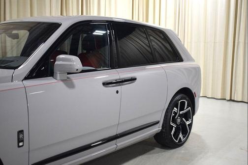 Le1r9b/ 2026 Rolls-Royce Cullinan Black Badge