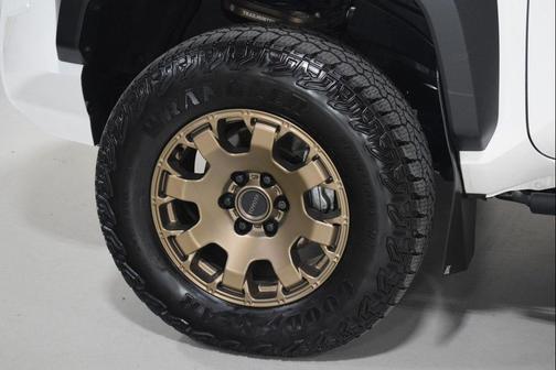 Ice Cap 2024 Toyota Tacoma Hybrid Trailhunter