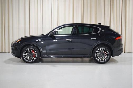 Nero Tempesta Metallic 2024 Maserati Grecale GT