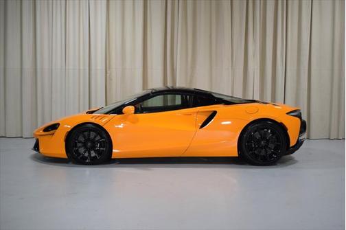 2025 McLaren Artura Performance