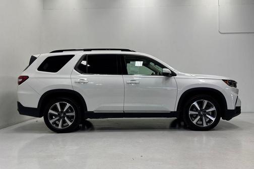 Platinum White Pearl 2023 Honda Pilot Touring 8-Passenger