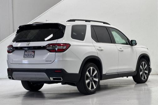 Platinum White Pearl 2023 Honda Pilot Touring 8-Passenger