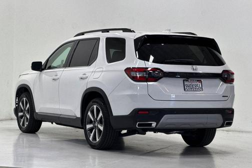 Platinum White Pearl 2023 Honda Pilot Touring 8-Passenger