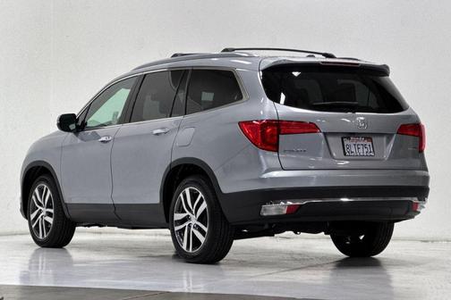 Alabaster Silver Metallic 2018 Honda Pilot Touring