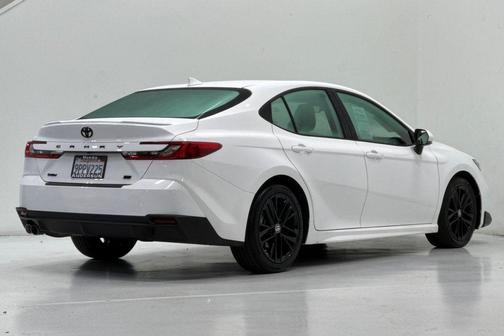 Ice Cap 2025 Toyota Camry SE