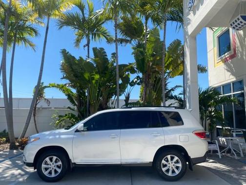 Blizzard Pearl 2013 Toyota Highlander Base Plus