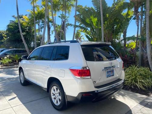 Blizzard Pearl 2013 Toyota Highlander Base Plus