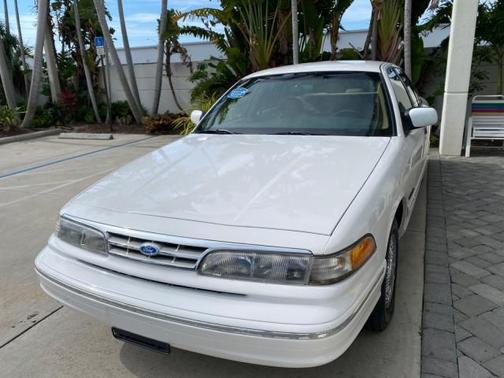 White 1995 Ford Crown Victoria Base