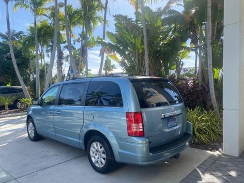 2010 Chrysler Town & Country LX