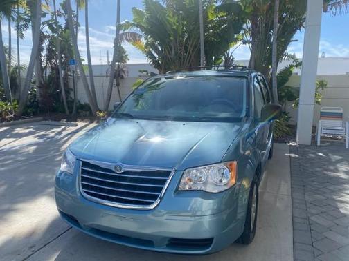 2010 Chrysler Town & Country LX