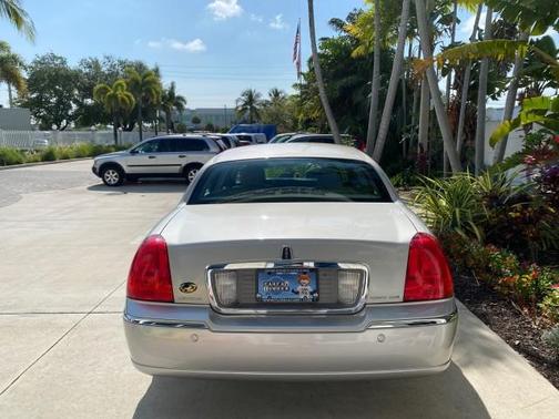 Light French Silk Metallic 2005 Lincoln Town Car Signature Limited