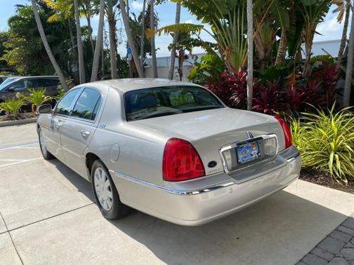 Light French Silk Metallic 2005 Lincoln Town Car Signature Limited