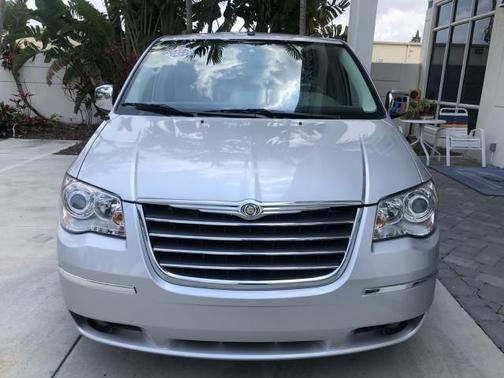 Photo 3 of 99 of 2008 Chrysler Town & Country Limited