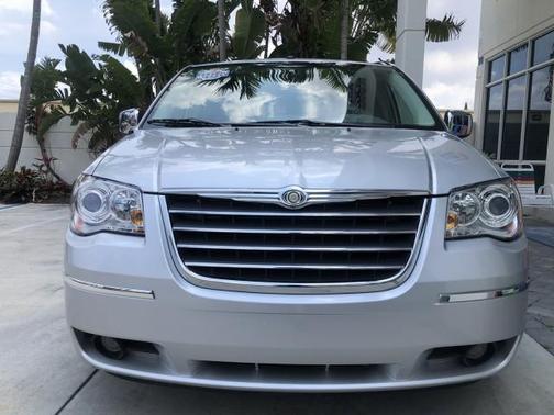 Photo 5 of 99 of 2008 Chrysler Town & Country Limited