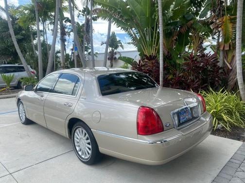2005 Lincoln Town Car Signature