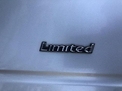 Photo 3 of 99 of 2004 Lincoln Town Car Ultimate
