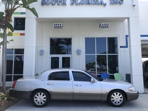 Photo 2 of 99 of 2004 Lincoln Town Car Ultimate