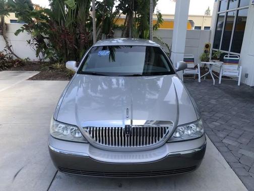 Photo 5 of 99 of 2004 Lincoln Town Car Ultimate