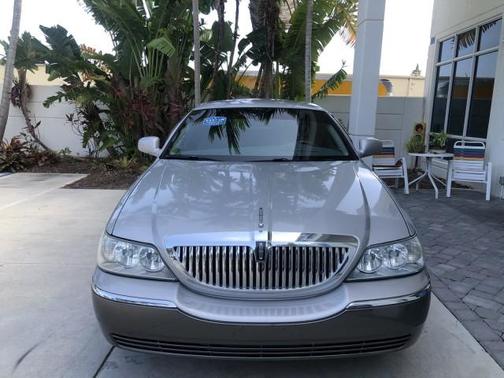 Photo 4 of 99 of 2004 Lincoln Town Car Ultimate