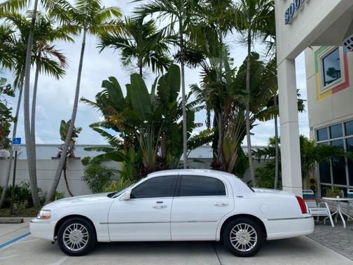 Vibrant White 2010 Lincoln Town Car Signature Limited