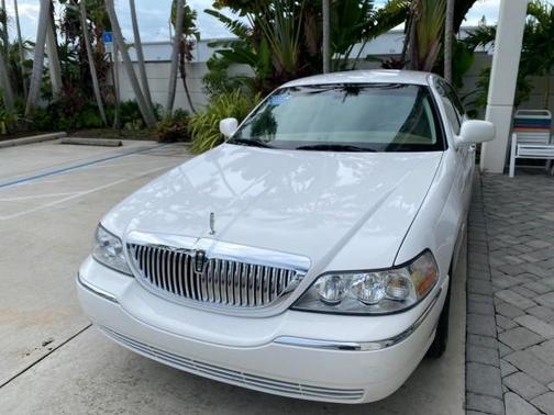 Vibrant White 2010 Lincoln Town Car Signature Limited