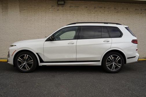 2023 BMW X7 M60i