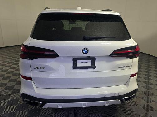 Alpine White 2024 BMW X5 sDrive40i