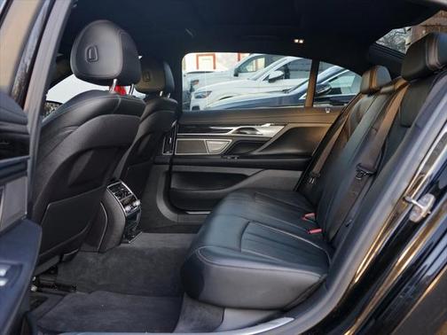 2019 BMW 740 740i