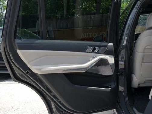 2022 BMW X7 M50i