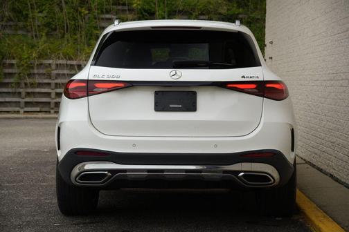 White 2023 Mercedes-Benz GLC 300 4MATIC