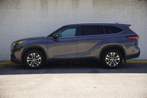 Magnetic Gray Metallic 2023 Toyota Highlander XLE