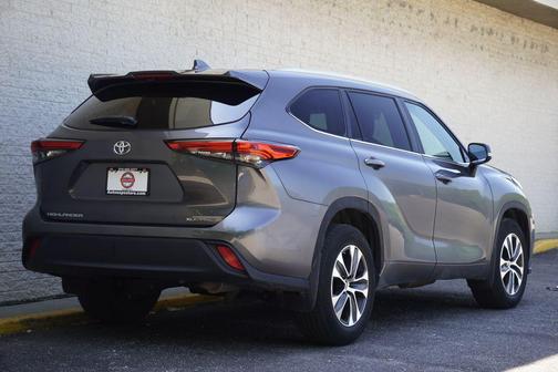Magnetic Gray Metallic 2023 Toyota Highlander XLE