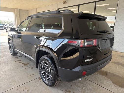 Diamond Black 2026 Jeep Cherokee Laredo