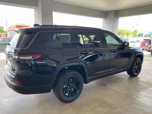 Diamond Black Crystal Pearlcoat 2026 Jeep Grand Cherokee L Altitude