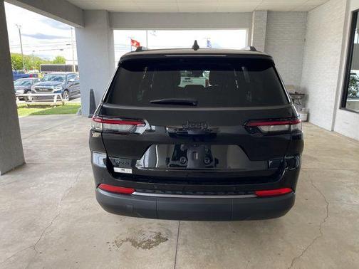 Diamond Black Crystal Pearlcoat 2026 Jeep Grand Cherokee L Altitude