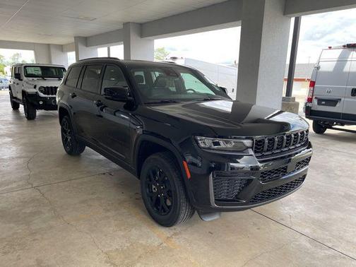 Diamond Black Crystal Pearlcoat 2026 Jeep Grand Cherokee L Altitude
