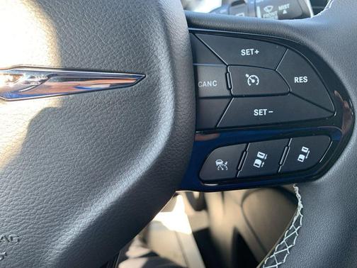 Bright White Clearcoat 2026 Chrysler Pacifica Limited