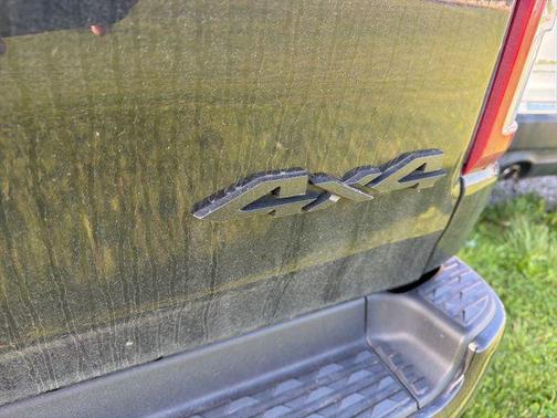 Diamond Black Crystal Pearlcoat 2023 RAM 1500 Big Horn/Lone Star