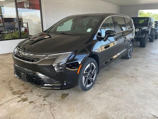 Diamond Black 2027 Chrysler Pacifica Limited
