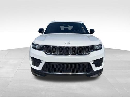 Bright White Clearcoat 2024 Jeep Grand Cherokee Laredo