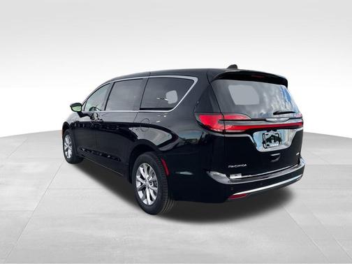 Diamond Black Crystal Pearlcoat 2026 Chrysler Pacifica L