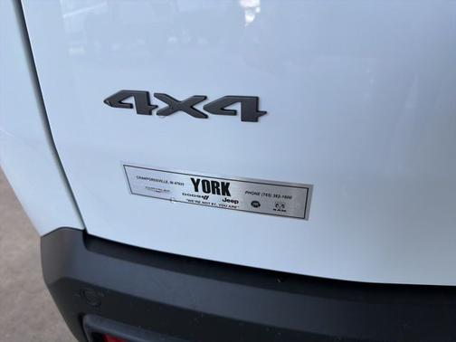 Bright White Clearcoat 2026 Jeep Cherokee Laredo