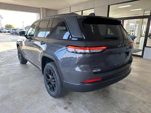 Baltic Gray Metallic Clearcoat 2025 Jeep Grand Cherokee Altitude