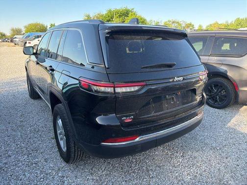 Diamond Black Crystal Pearlcoat 2023 Jeep Grand Cherokee Laredo